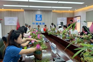 易建联发博晒照：相遇永远都是最奇妙的缘分 祝大家2024更加精彩